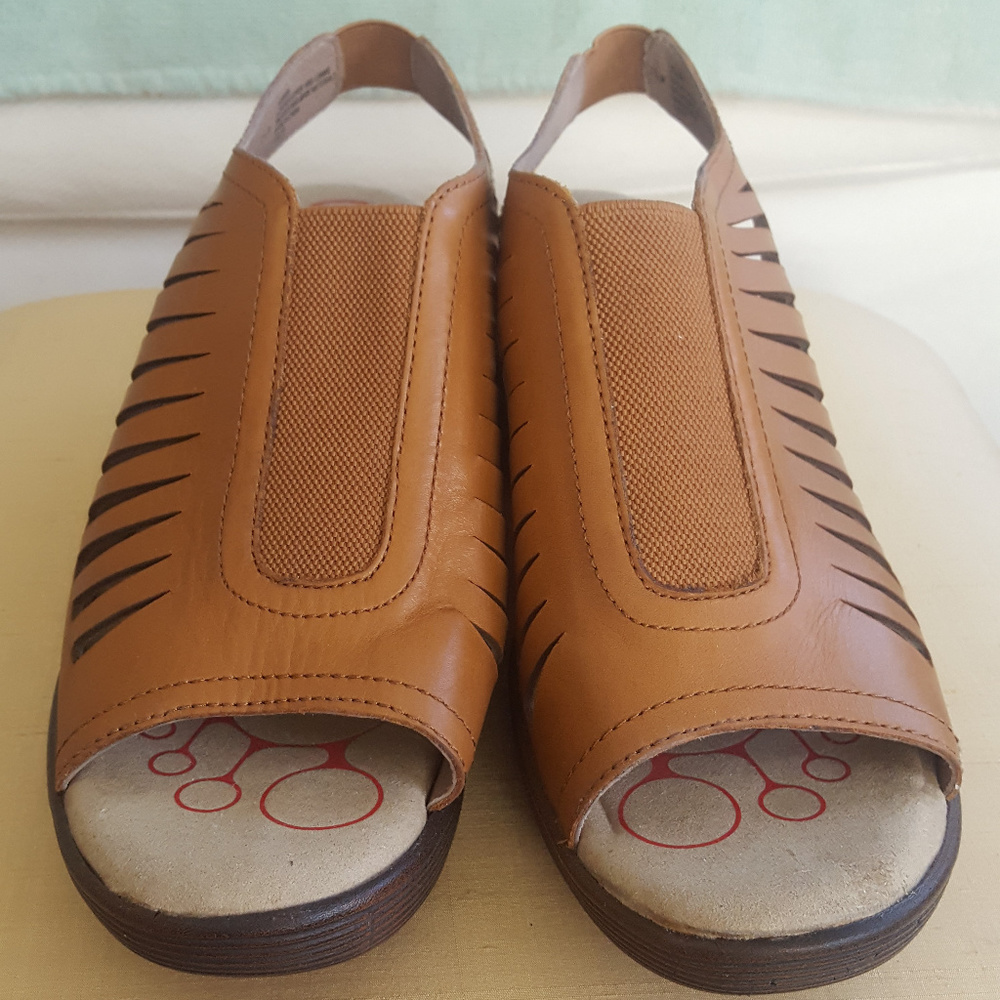 Sturdy and comfy, Bionica sandals ...